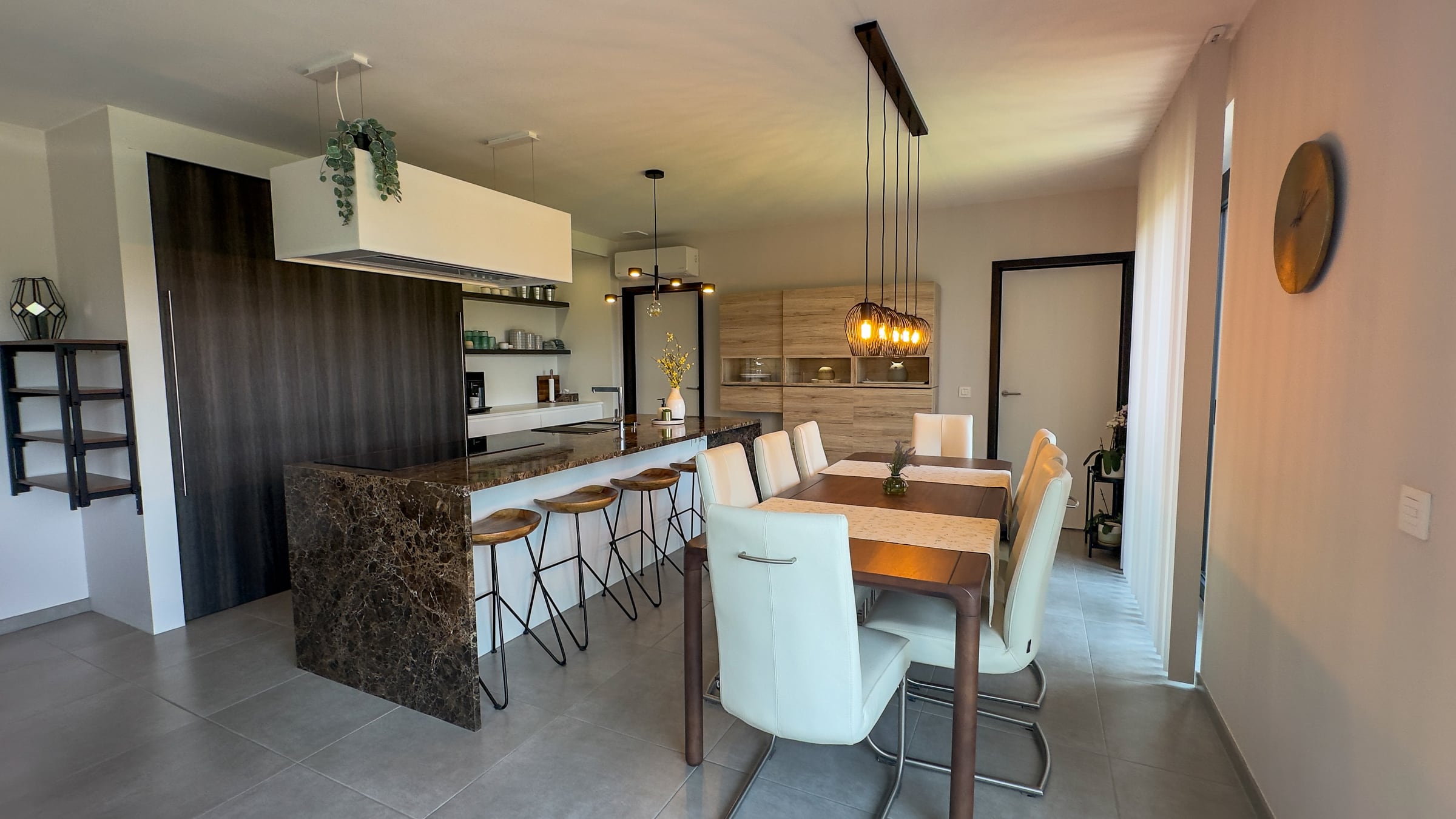 Moderne keuken met kookeiland en lichte materialen