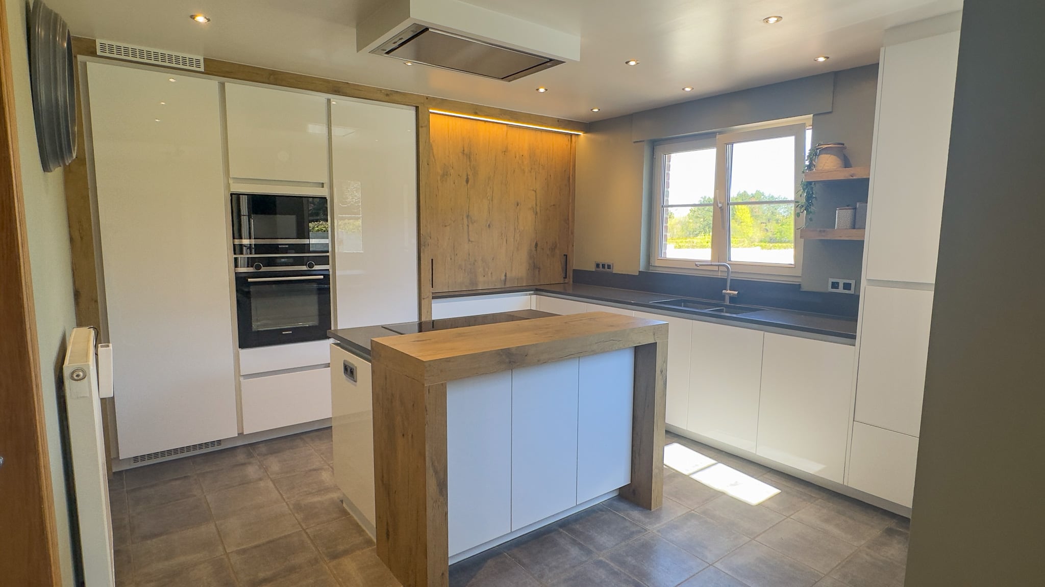 Strakke moderne keuken met houten accenten